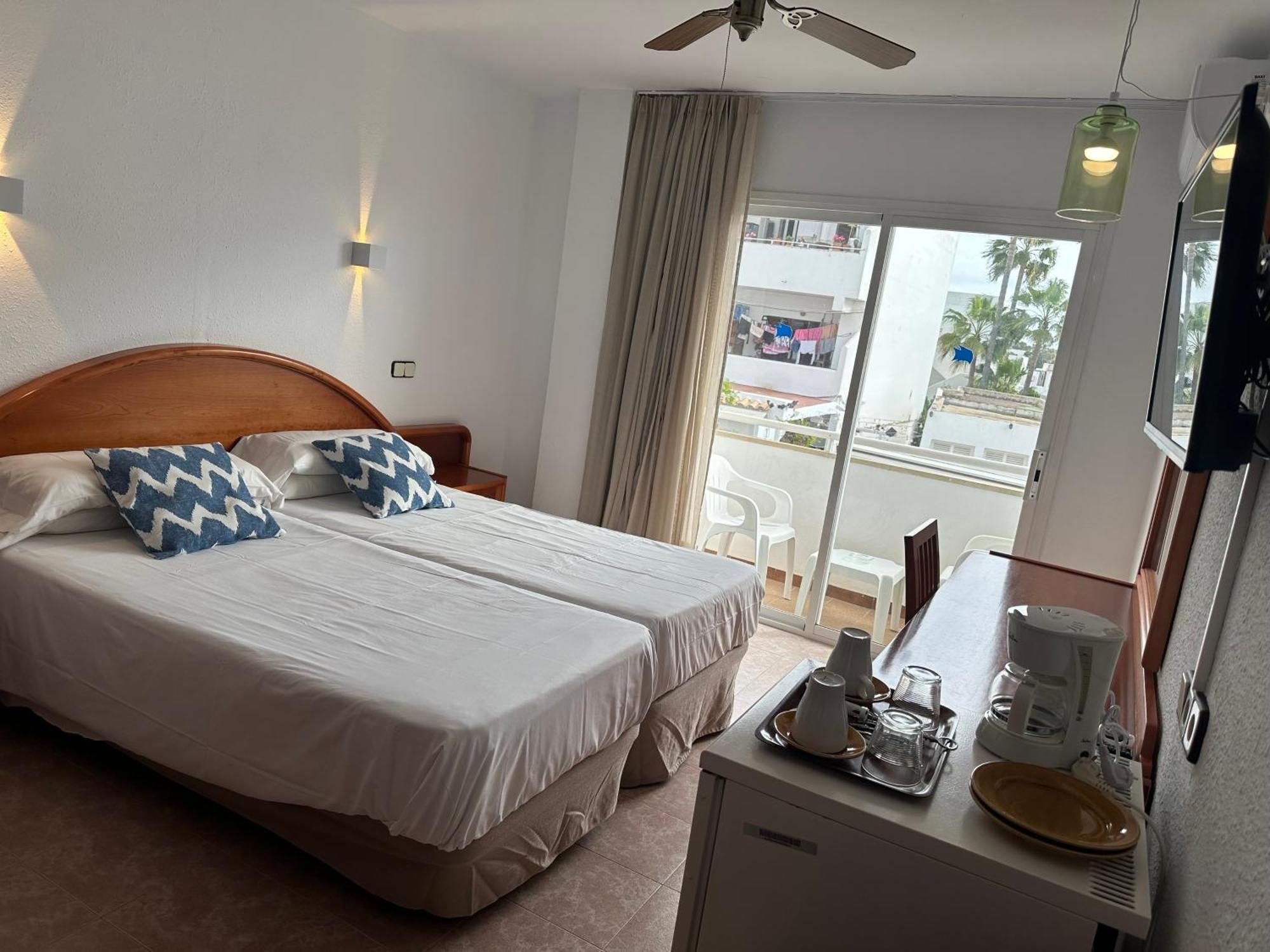 Hostal De La Caravel-La Cala D´Or Exteriör bild