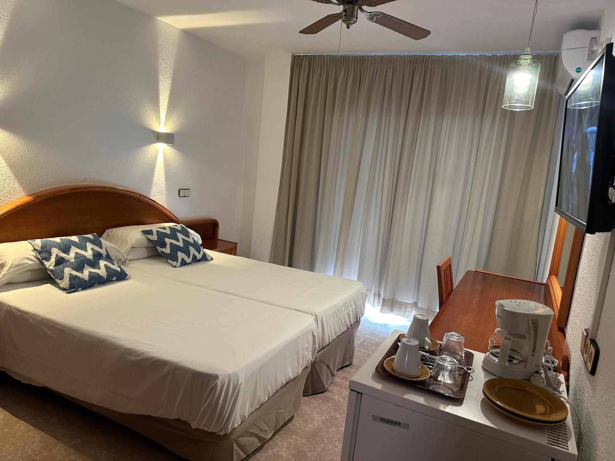 Hostal De La Caravel-La Cala D´Or Exteriör bild