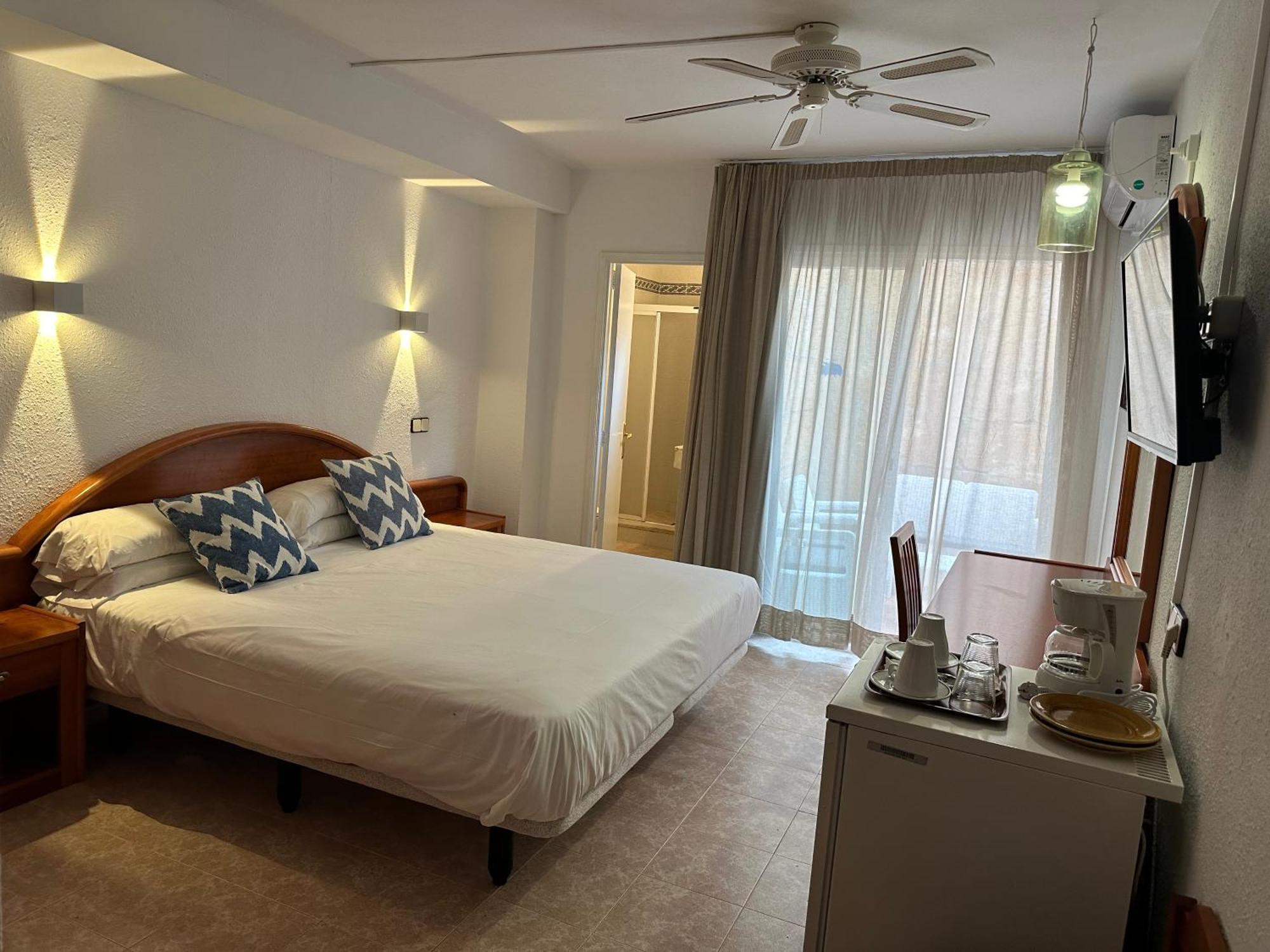 Hostal De La Caravel-La Cala D´Or Exteriör bild