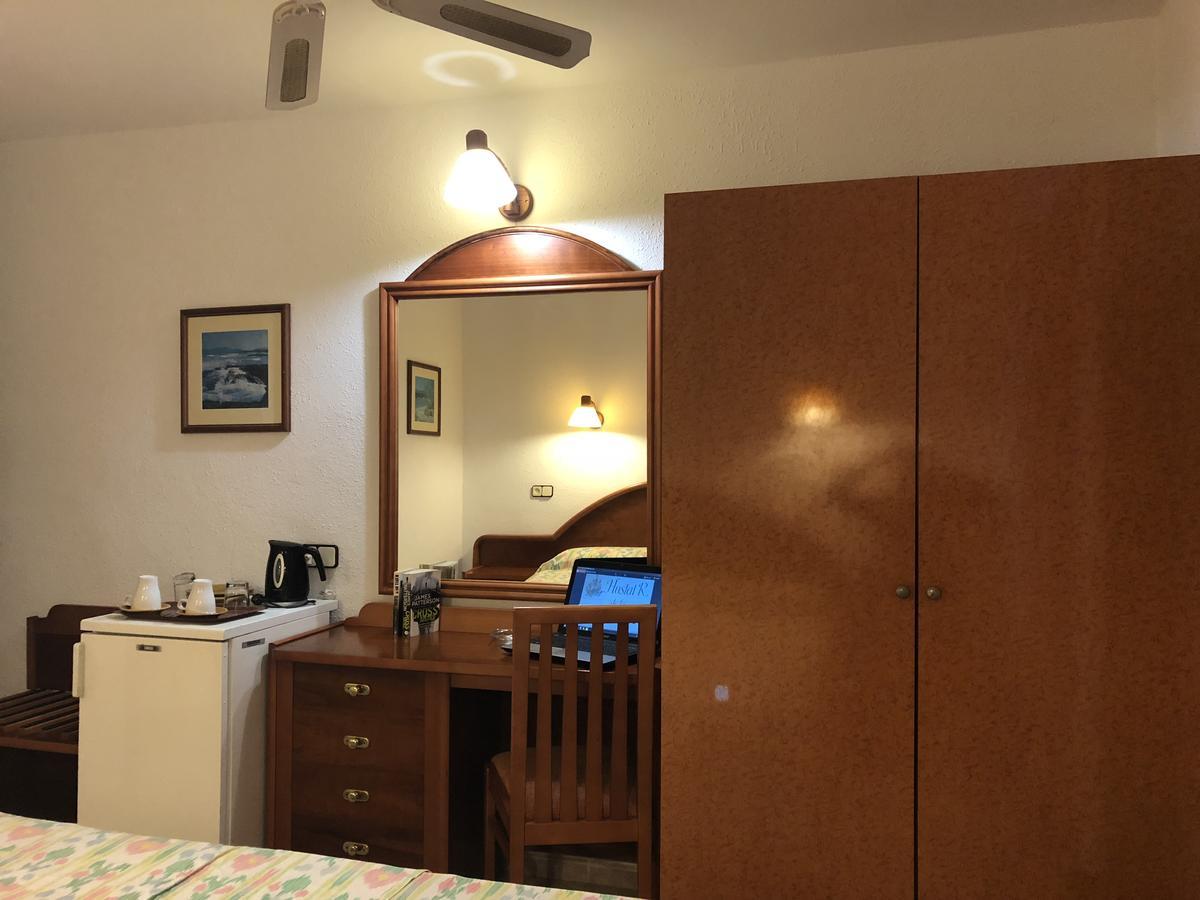 Hostal De La Caravel-La Cala D´Or Exteriör bild