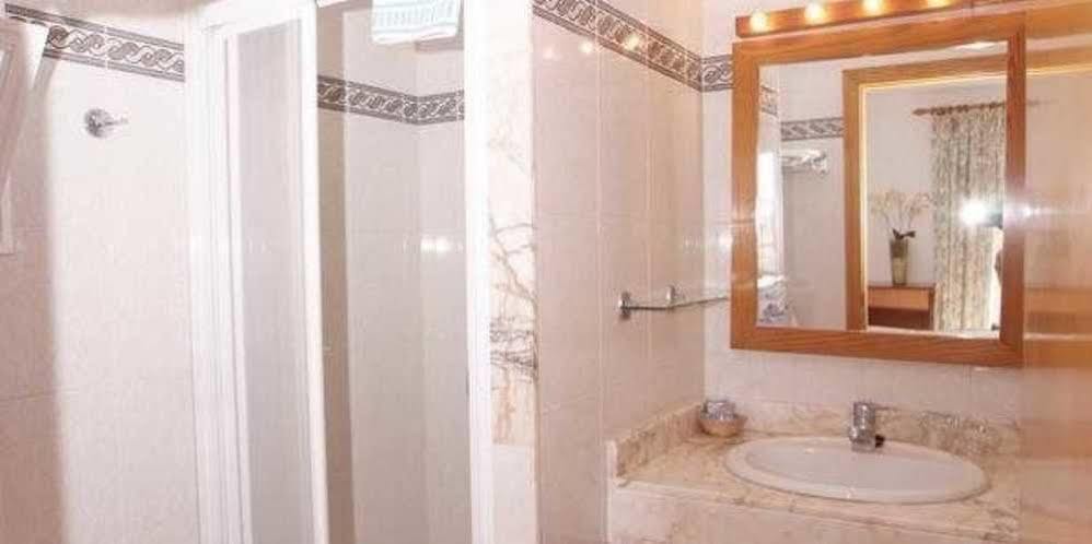 Hostal De La Caravel-La Cala D´Or Exteriör bild