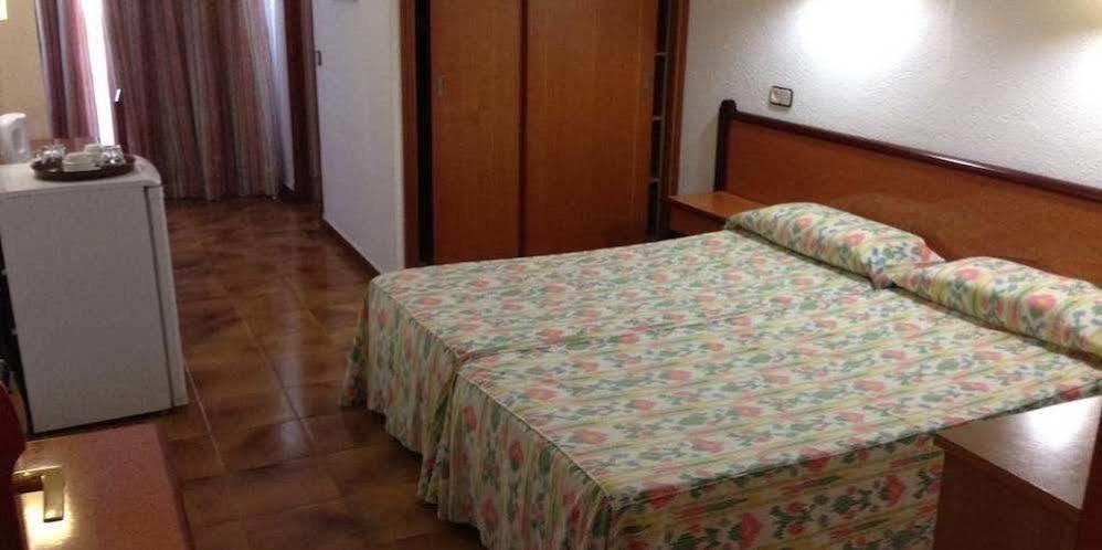 Hostal De La Caravel-La Cala D´Or Exteriör bild