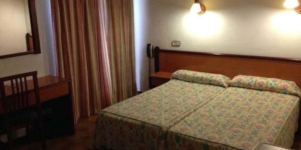 Hostal De La Caravel-La Cala D´Or Exteriör bild