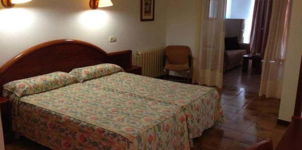 Hostal De La Caravel-La Cala D´Or Exteriör bild